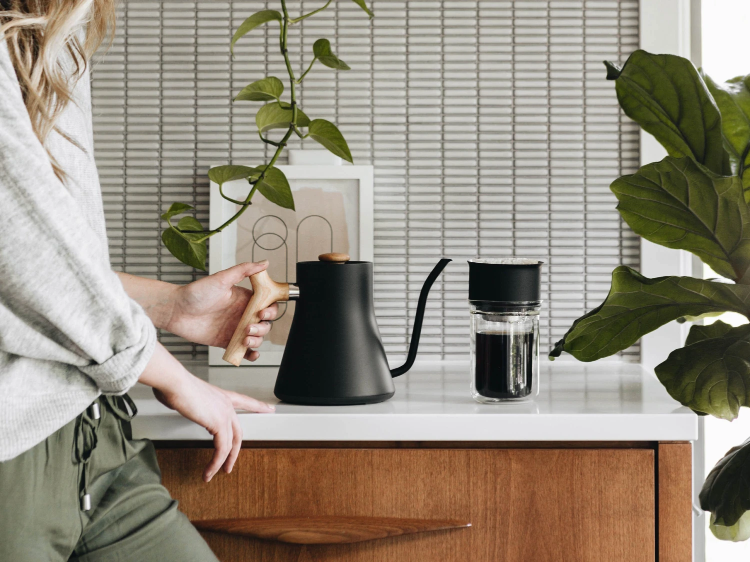 Fellow Stagg EKG 0.9L Kettle - Black And Maple 4 Fellow Stagg EKG 0.9L Kettle - Black And Maple - Image 4