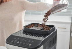 DeLonghi Magnifica Evo ECAM29084SB 9 DeLonghi Magnifica Evo ECAM29084SB -Coffee Makers Store MagnificaEvo ECAM29084SB LifestyleImages Alt2